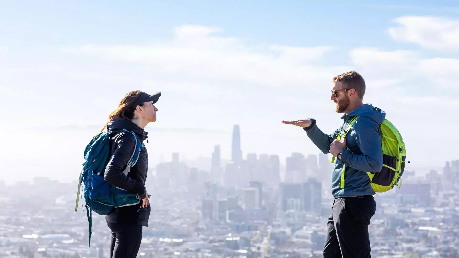 Gli escursionisti chiacchierano con lo skyline di San Francisco in lontananza