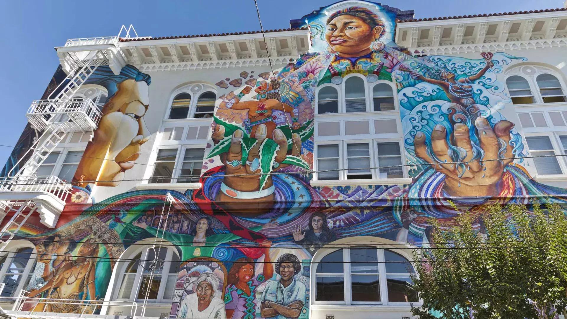 다채롭고 대규모의 벽화가 샌프란시스코 任务分派의 여성 빌딩 측면을 덮고 有了.